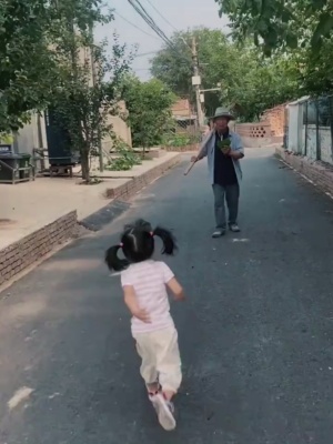 一直习惯有你的存在，没曾想过缺失你的一天#爷爷的陪伴 #儿时记忆