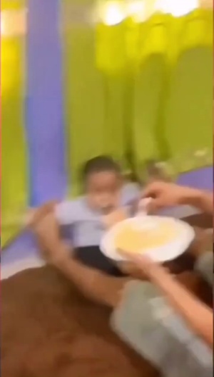 小孩子：老登，你给我等着#搞笑视频 #萌娃吃饭