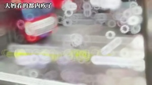 大家不要担心，后续大妈像扶第一辆单车一样，把车扶起来了#交通事故 #交通安全