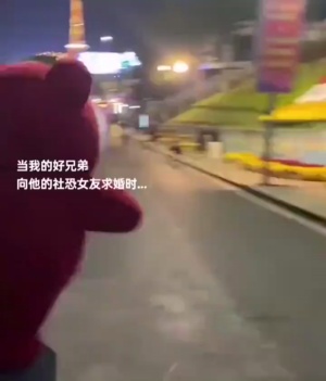 有个社恐的女友，然后在外面向他求婚，结果她跑的真快#你的女友已上线 #慌张起来了