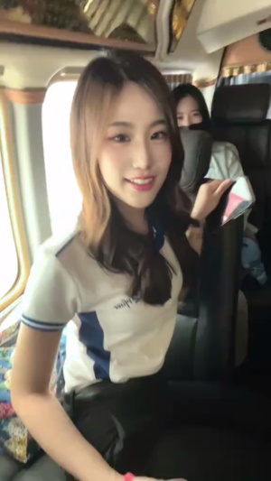 外出拍摄工作了，扭一下的姿势来一点吧#外国小姐姐 #魔性音乐