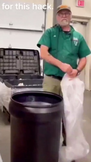 原来这个小技巧，套垃圾袋的正确方法。。。#生活小妙招