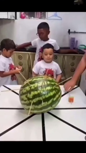 抽中十次窝瓜就会得到一个隐藏大奖，那么这孩子就会想方设法的抽中窝瓜，然后当他集齐十个窝瓜的时候给他一个大窝瓜#游戏挑战 #亲子游戏