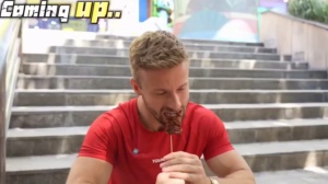 国外小哥到中国旅游品尝品尝美食，发现真的很香#老外游中国 #中国小吃