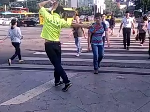 销冠到哪里都是人才啊#发传单